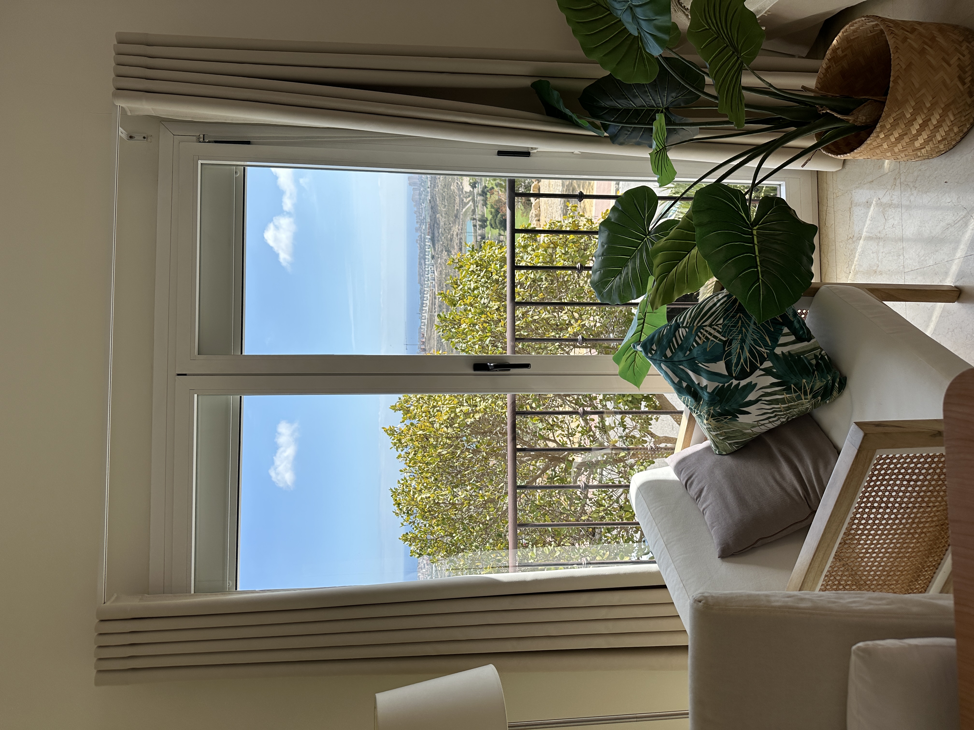 Living room with a view to the balcony, sea and the Bonalba area